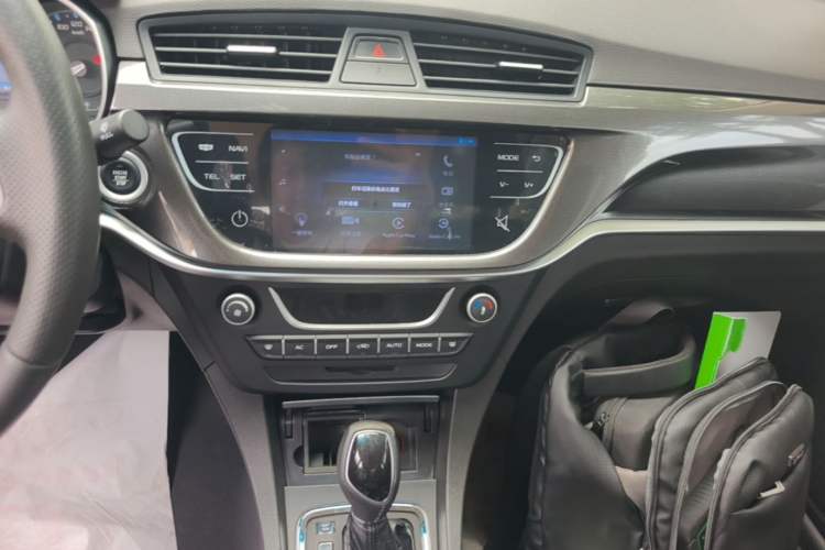 Used Geely Auto Emgrand 2017 Sedan Million Edition 1.5L CVT Upward Version Audio And AC Panel