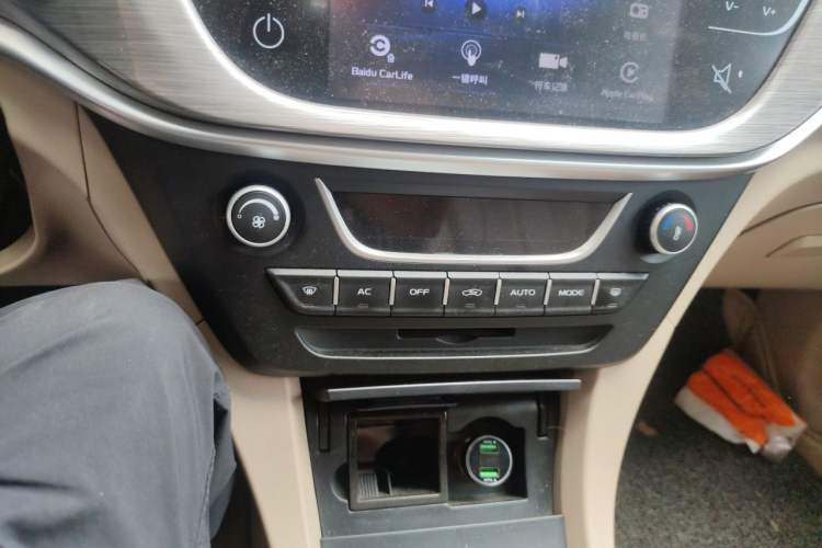 Used Geely Auto Emgrand 2017 Sedan Million Edition 1.5L Manual Luxury Model Audio And AC Panel