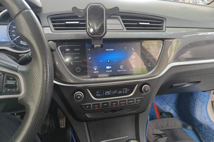 Used Geely Auto Emgrand 2017 Sedan Million Edition 1.5L Manual - Upward Version Audio And AC Panel