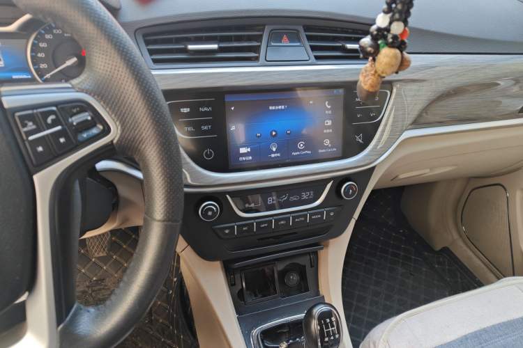 Used Geely Auto Emgrand 2017 Sedan Million Edition 1.5L Manual Luxury Model Audio And AC Panel