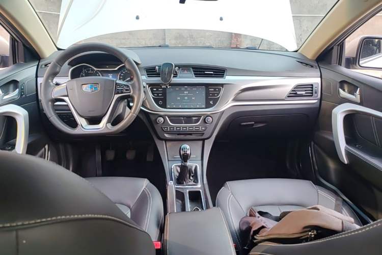 Used Geely Auto Emgrand 2017 Sedan Million Edition 1.5L Manual Upward Connect Version Center Console