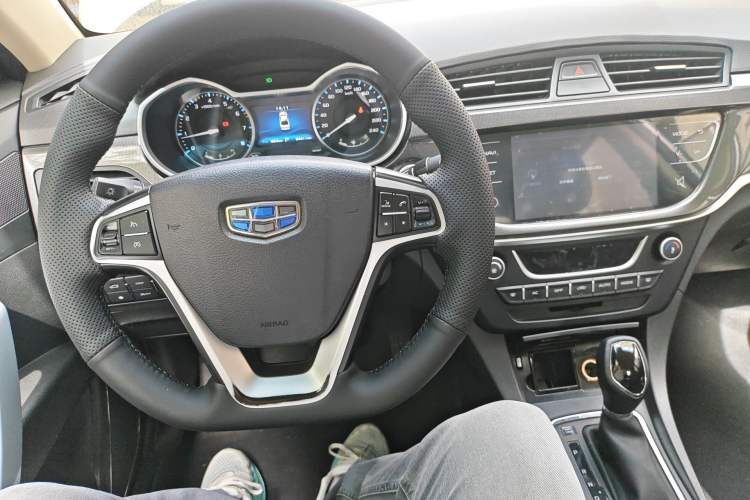 Used Geely Auto Emgrand 2017 Sedan Million Edition 1.5L CVT Upward Version Center Console