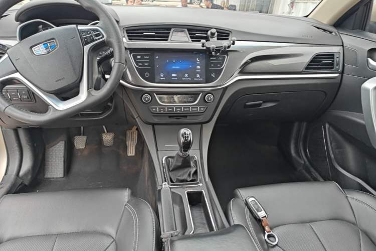 Used Geely Auto Emgrand 2017 Sedan Million Edition 1.5L Manual - Upward Version Center Console