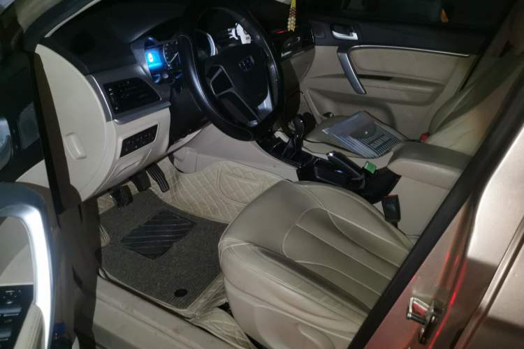 Used Geely Auto Emgrand 2017 Sedan Million Edition 1.5L Manual Luxury Model Driver Seat