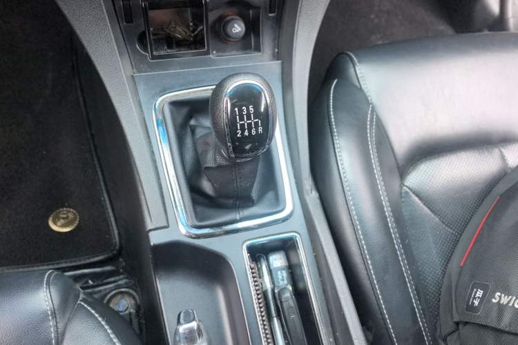 Used Geely Auto Emgrand 2017 Sedan Million Edition 1.3T Manual Top-Grade Version Gear Lever