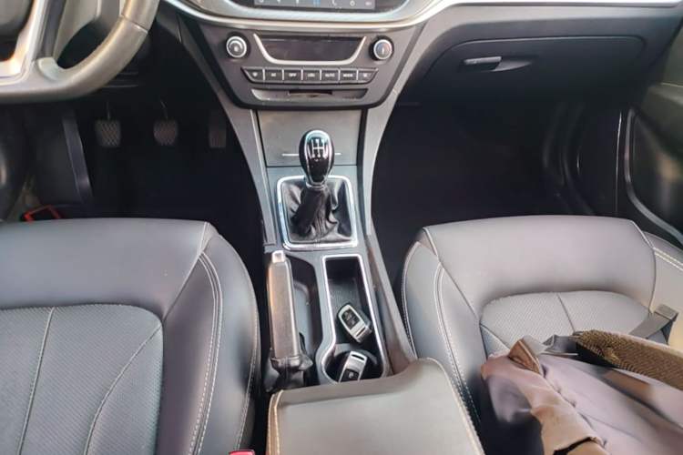 Used Geely Auto Emgrand 2017 Sedan Million Edition 1.5L Manual Upward Connect Version Gear Lever