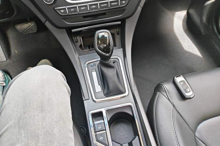 Used Geely Auto Emgrand 2017 Sedan Million Edition 1.5L CVT Upward Version Gear Lever
