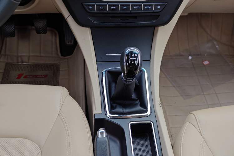 Used Geely Auto Emgrand 2017 Sedan Million Edition 1.5L Manual Luxury Model Gear Lever
