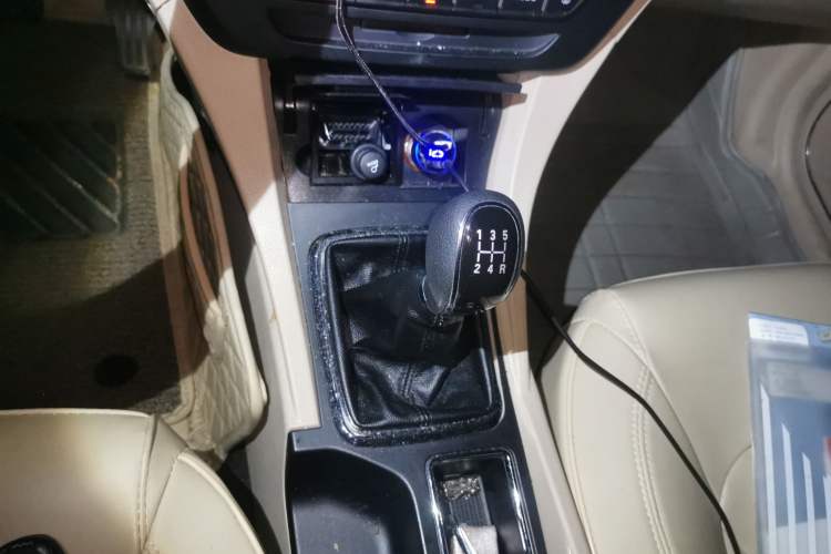 Used Geely Auto Emgrand 2017 Sedan Million Edition 1.5L Manual Luxury Model Gear Lever