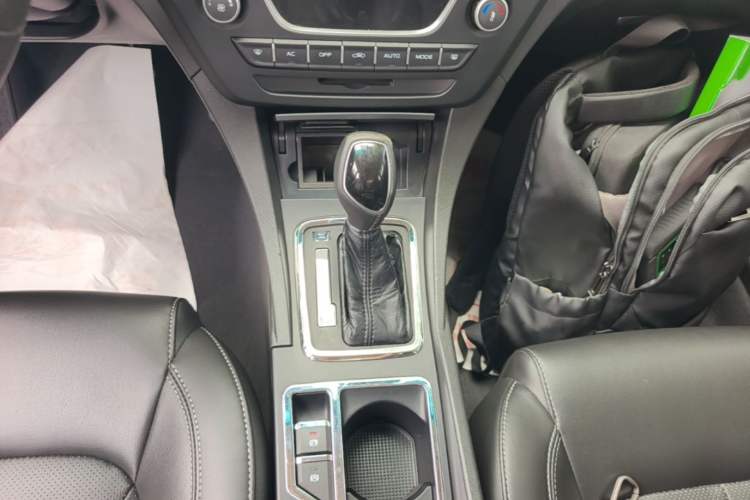 Used Geely Auto Emgrand 2017 Sedan Million Edition 1.5L CVT Upward Version Gear Lever