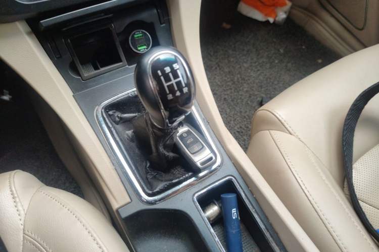 Used Geely Auto Emgrand 2017 Sedan Million Edition 1.5L Manual Luxury Model Gear Lever