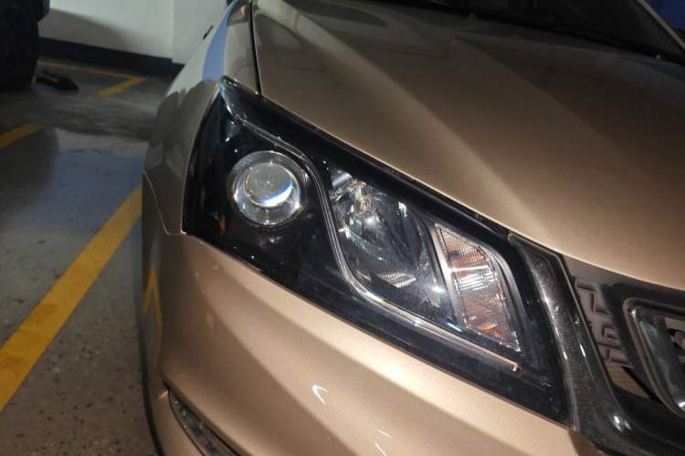 Used Geely Auto Emgrand 2017 Sedan Million Edition 1.5L CVT Upward Version Right Front Headlight