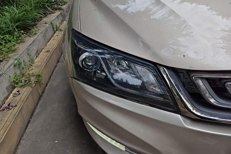 Used Geely Auto Emgrand 2017 Sedan Million Edition 1.5L CVT Luxury Model Right Front Headlight