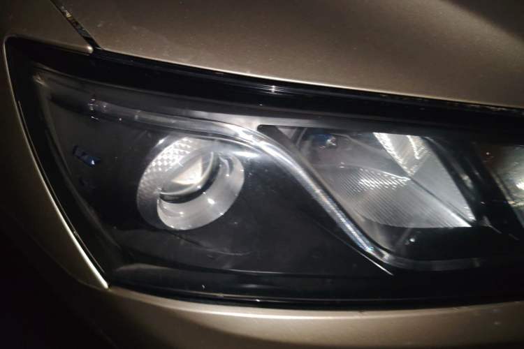Used Geely Auto Emgrand 2017 Sedan Million Edition 1.5L Manual Fashion Model Right Front Headlight