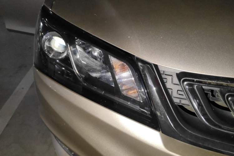Used Geely Auto Emgrand 2017 Sedan Million Edition 1.5L Manual Luxury Model Right Front Headlight