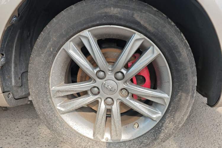 Used Geely Auto Emgrand 2017 Sedan Million Edition 1.3T Manual Top-Grade Version Right Front Wheel Hub