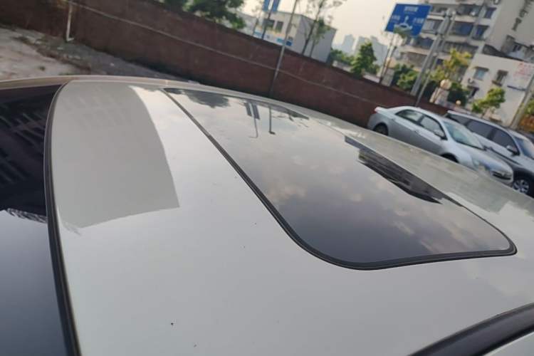 Used Geely Auto Emgrand 2017 Sedan Million Edition 1.5L Manual Upward Connect Version Roof