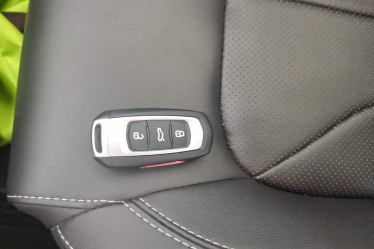 Used Geely Auto Emgrand 2017 Sedan Million Edition 1.5L CVT Upward Connectivity Version Vehicle Key