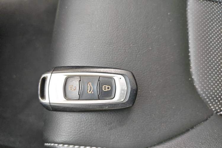 Used Geely Auto Emgrand 2017 Sedan Million Edition 1.5L CVT Upward Version Vehicle Key