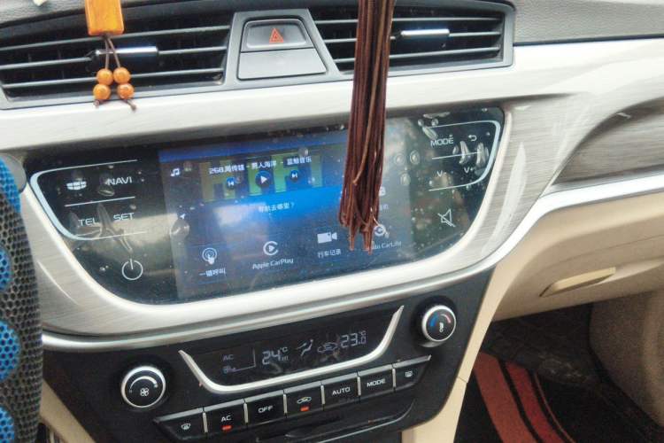 Used Geely Auto Emgrand 2017 Sedan Million Edition 1.5L Manual Luxury Model Audio And AC Panel