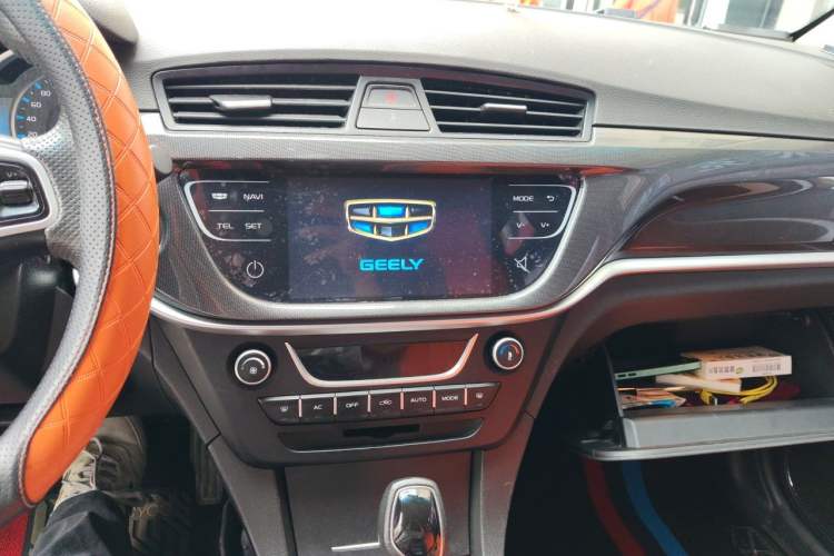 Used Geely Auto Emgrand 2017 Sedan Million Edition 1.5L CVT Upward Version Audio And AC Panel