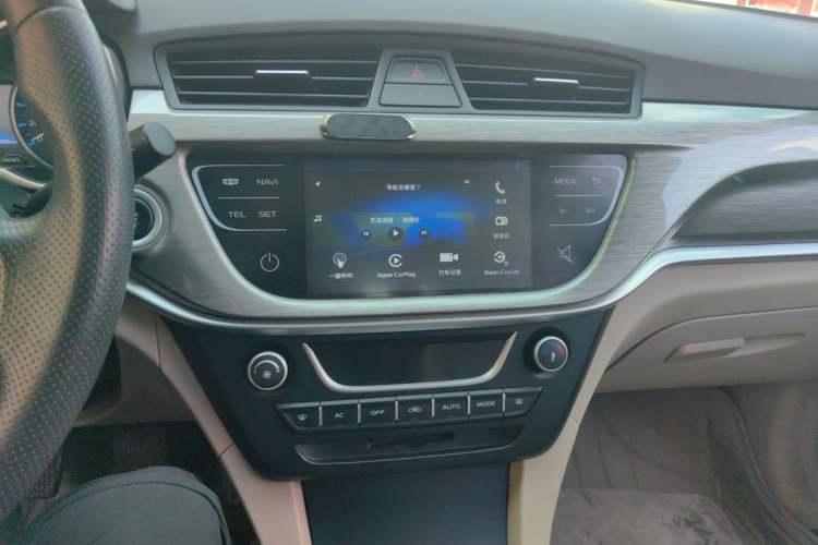 Used Geely Auto Emgrand 2017 Sedan Million Edition 1.5L Manual Luxury Model Audio And AC Panel