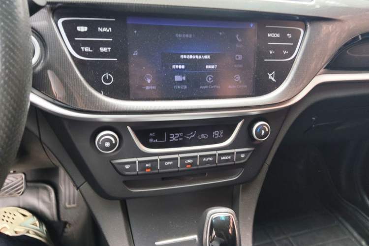 Used Geely Auto Emgrand 2017 Sedan Million Edition 1.5L CVT Upward Version Audio And AC Panel