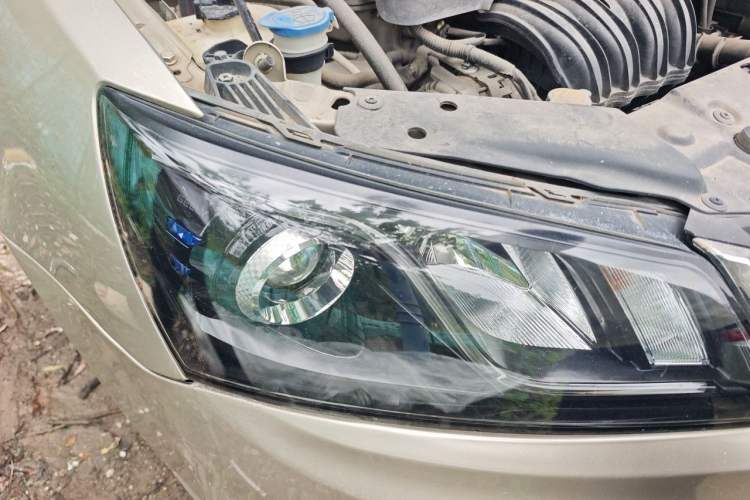 Used Geely Auto Emgrand 2017 Sedan Million Edition 1.5L CVT Upward Connectivity Version Right Front Headlight