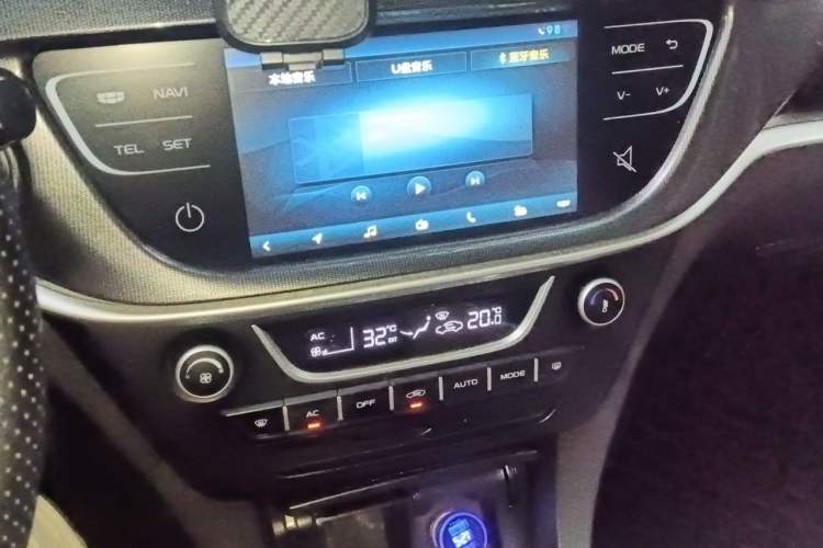 Used Geely Auto Emgrand 2017 Hatchback RS Million Edition 1.5L Manual Upward Version Audio And AC Panel