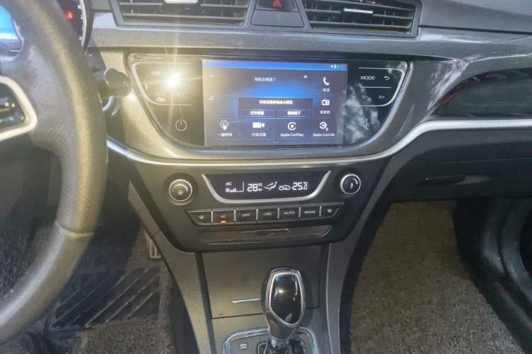 Used Geely Auto Emgrand 2017 Sedan Million Edition 1.5L CVT Upward Version Audio And AC Panel