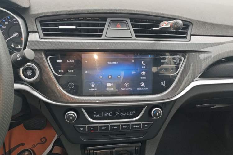 Used Geely Auto Emgrand 2017 Sedan Million Edition 1.5L CVT Upward Version Audio And AC Panel
