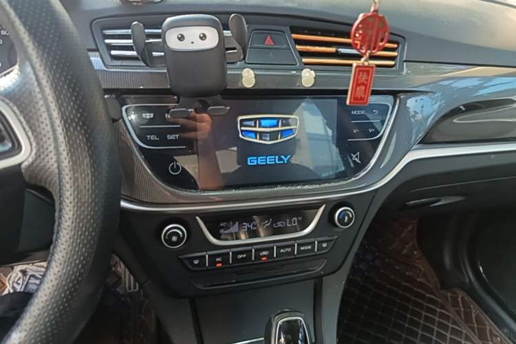 Used Geely Auto Emgrand 2017 Sedan Million Edition 1.5L CVT Upward Version Audio And AC Panel