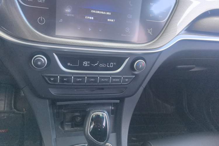 Used Geely Auto Emgrand 2017 Sedan Million Edition 1.5L CVT Upward Version Audio And AC Panel