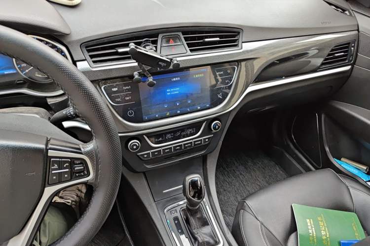 Used Geely Auto Emgrand 2017 Sedan Million Edition 1.5L CVT Upward Version Audio And AC Panel