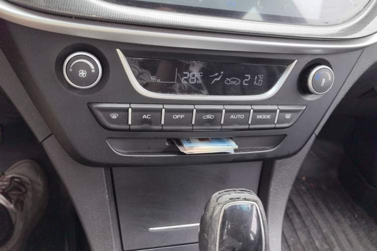 Used Geely Auto Emgrand 2017 Sedan Million Edition 1.5L CVT Upward Connectivity Version Audio And AC Panel