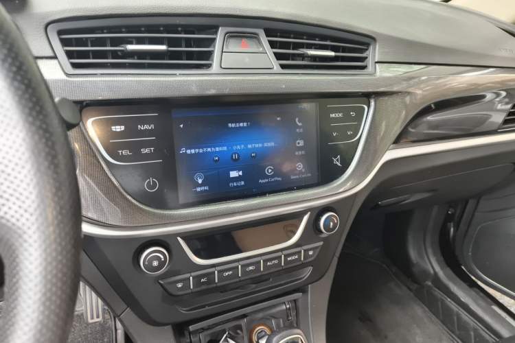 Used Geely Auto Emgrand 2017 Sedan Million Edition 1.5L CVT Upward Version Audio And AC Panel