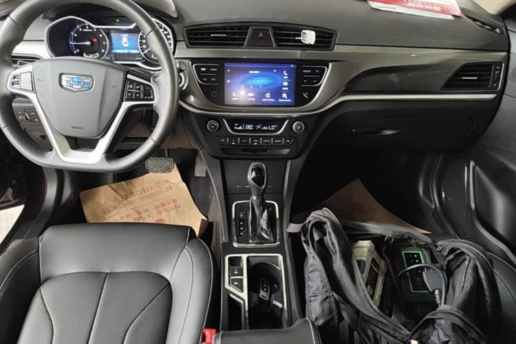 Used Geely Auto Emgrand 2017 Sedan Million Edition 1.5L CVT Upward Version Audio And AC Panel