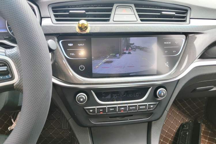 Used Geely Auto Emgrand 2017 Sedan Million Edition 1.5L CVT Upward Version Audio And AC Panel