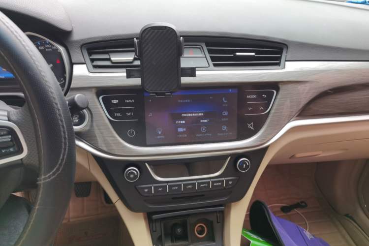 Used Geely Auto Emgrand 2017 Sedan Million Edition 1.5L Manual Luxury Model Audio And AC Panel