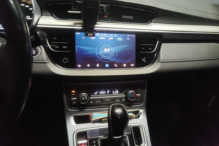 Used Geely Auto Emgrand 2017 Sedan Million Edition 1.5L CVT Upward Version Audio And AC Panel