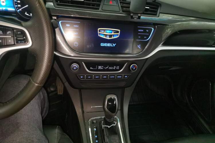 Used Geely Auto Emgrand 2017 Sedan Million Edition 1.5L CVT Upward Version Audio And AC Panel
