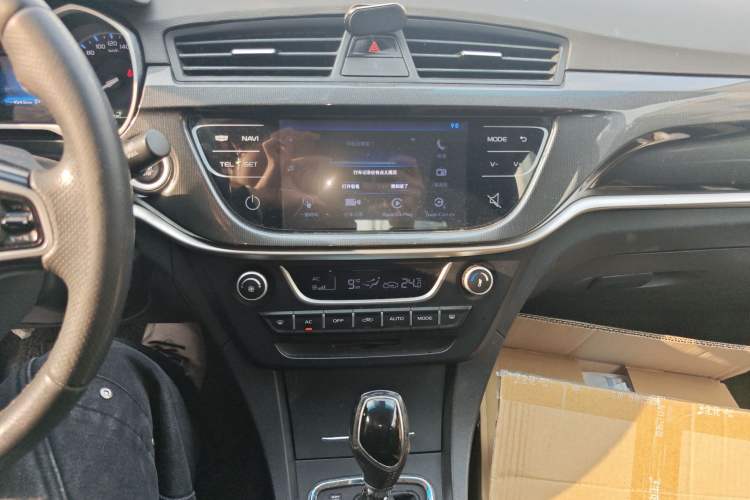 Used Geely Auto Emgrand 2017 Sedan Million Edition 1.5L CVT Upward Version Audio And AC Panel