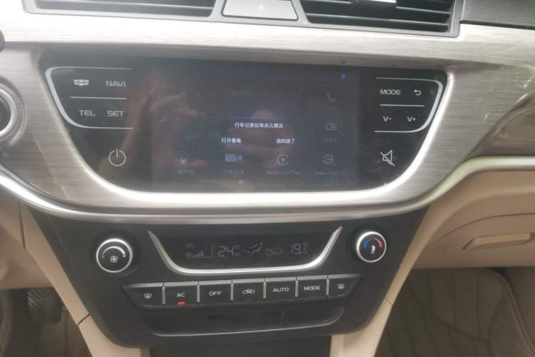 Used Geely Auto Emgrand 2017 Sedan Million Edition 1.5L Manual Luxury Model Audio And AC Panel