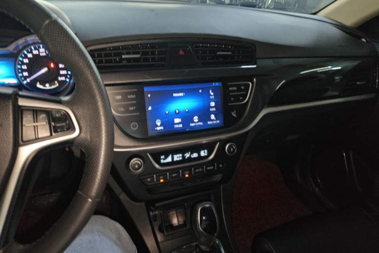 Used Geely Auto Emgrand 2017 Sedan Million Edition 1.5L CVT Upward Version Audio And AC Panel