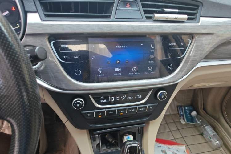 Used Geely Auto Emgrand 2017 Sedan Million Edition 1.5L CVT Luxury Model Audio And AC Panel
