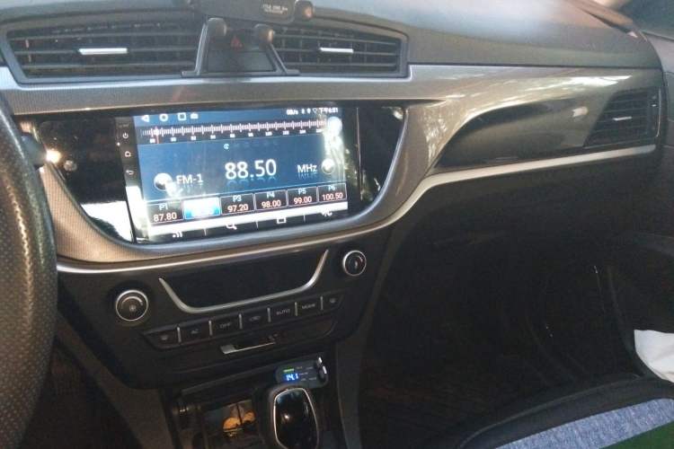 Used Geely Auto Emgrand 2017 Sedan Million Edition 1.5L CVT Upward Version Audio And AC Panel