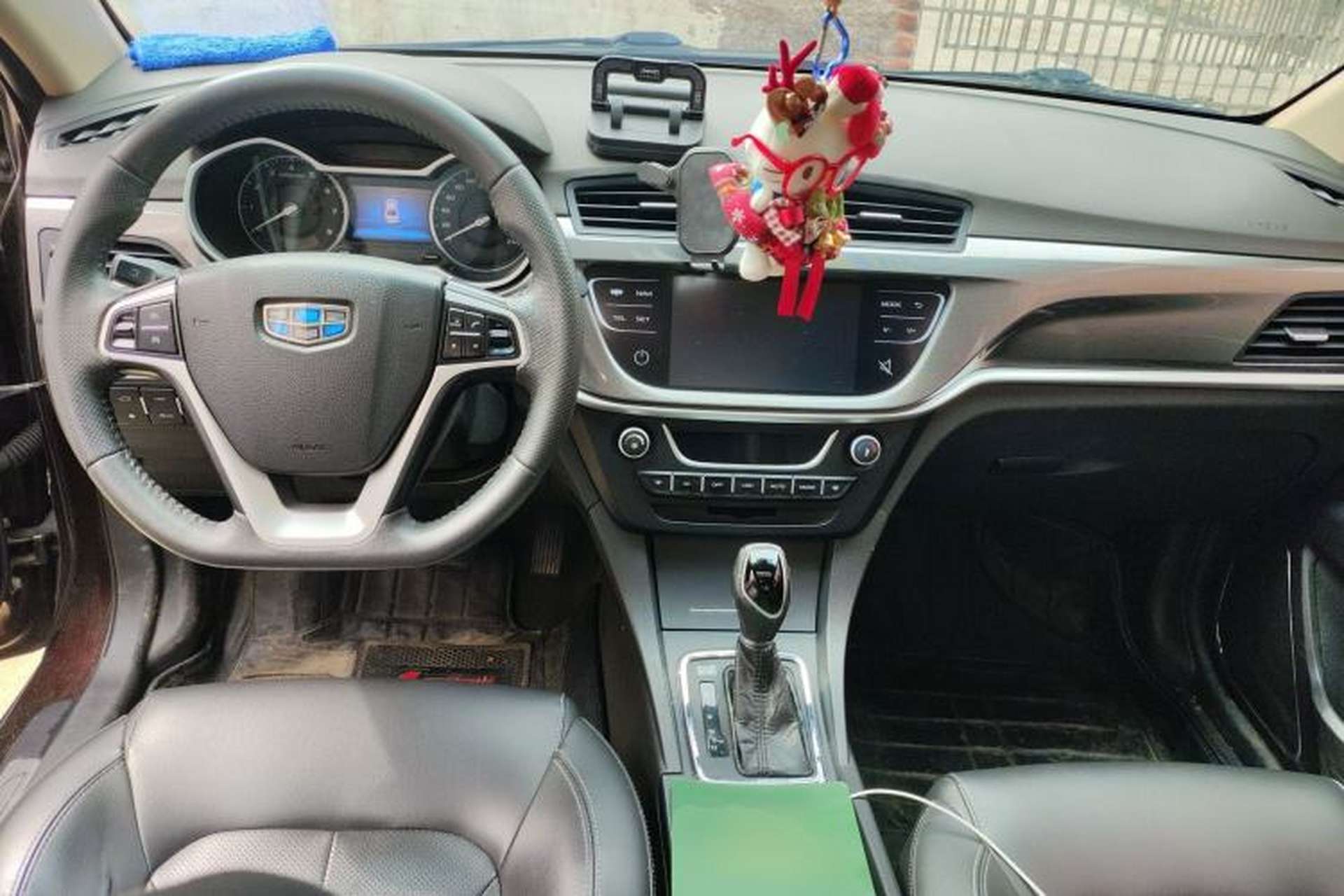 Used Geely Auto Emgrand 2017 Sedan Million Edition 1.5L CVT Upward Connectivity Version Center Console