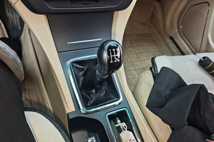 Used Geely Auto Emgrand 2017 Sedan Million Edition 1.5L Manual Luxury Model Gear Lever