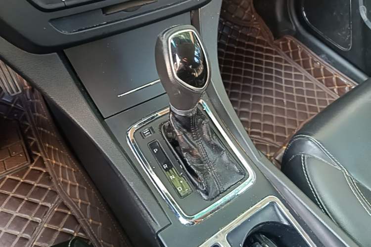 Used Geely Auto Emgrand 2017 Sedan Million Edition 1.5L CVT Upward Version Gear Lever