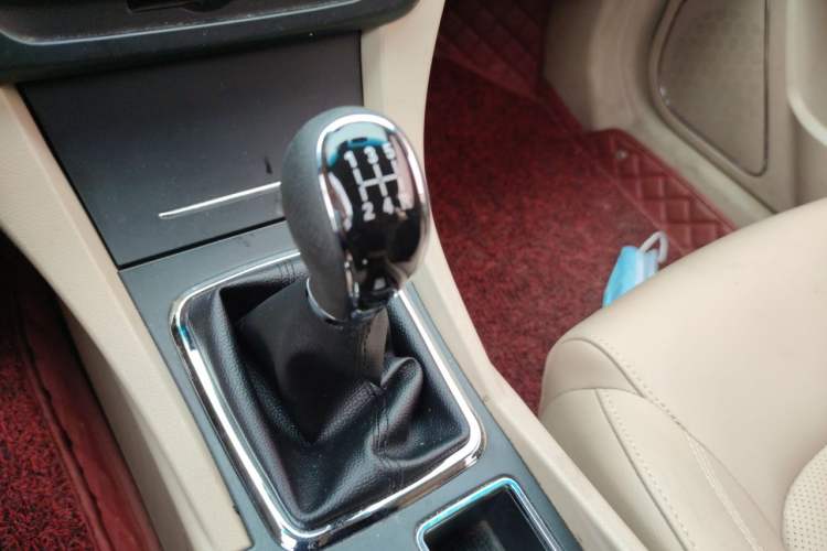 Used Geely Auto Emgrand 2017 Sedan Million Edition 1.5L Manual Luxury Model Gear Lever